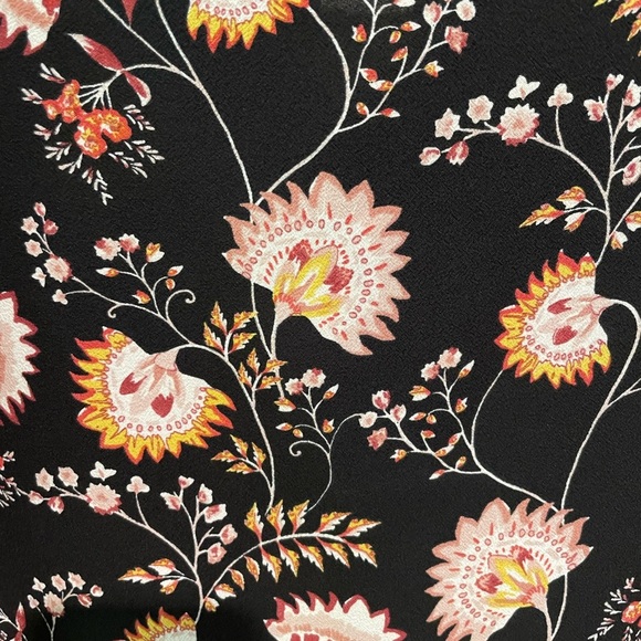 I State women’s black floral short sleeve top with lace inserts.  Size M - Picture 4 of 6